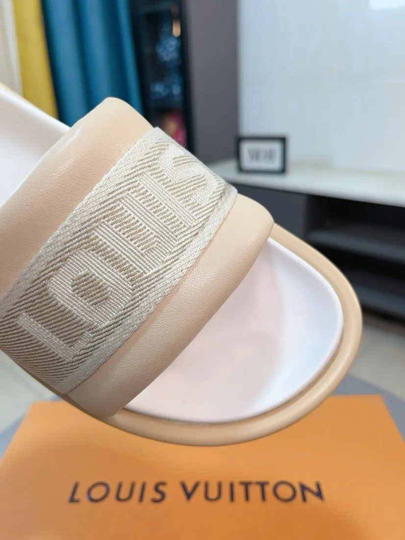 Ex-factory price 360🌹🌹 (lv-Louis Vuitton) New men's slippers, high-end boutique, exquisite embossed logo decoration on the upper, fine workmanship, super soft soles, casual, loose and comfortable, a must-have in summer! \nsize：38-44
